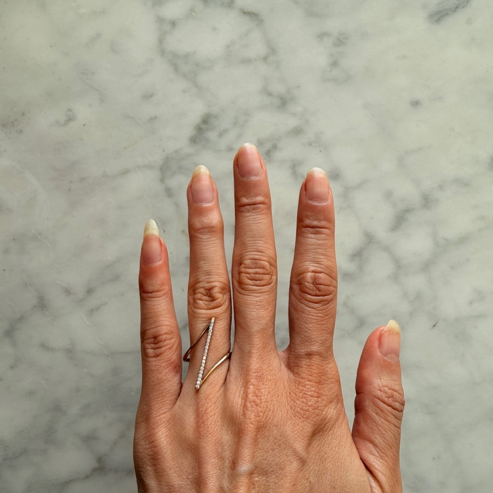 Thin V-Shape Z Pavé Ring